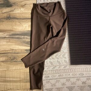 ALO Yoga Airlift 7/8 Leggings in Espresso